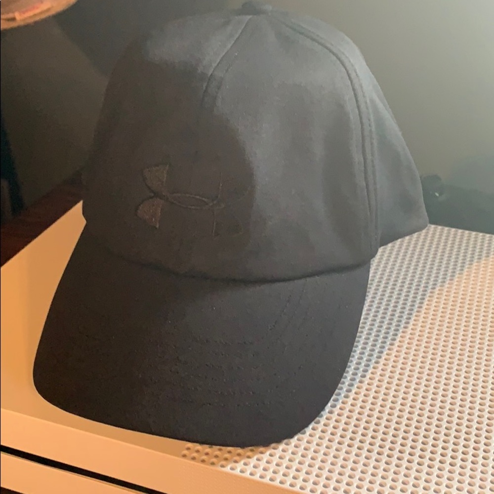 Women’s black under armour hat never worn